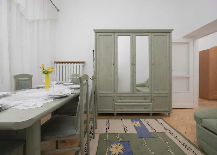 Nowy Swiat W Centrum Warszawy By Renters وارسو