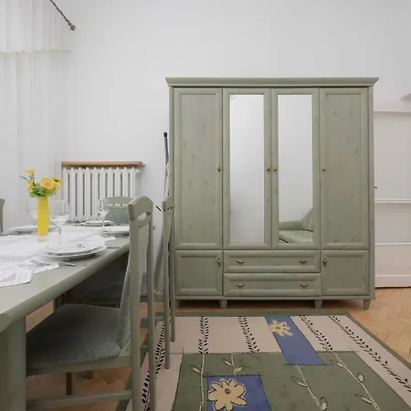 Nowy Swiat W Centrum Warszawy By Renters Varsavia